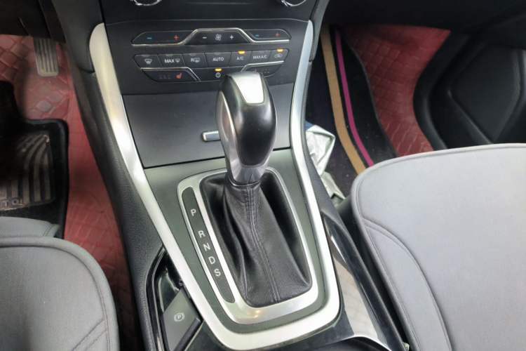 Used Ford Edge 2016 EcoBoost 245 Two-Wheel-Drive Titanium 7-Seater Gear Lever