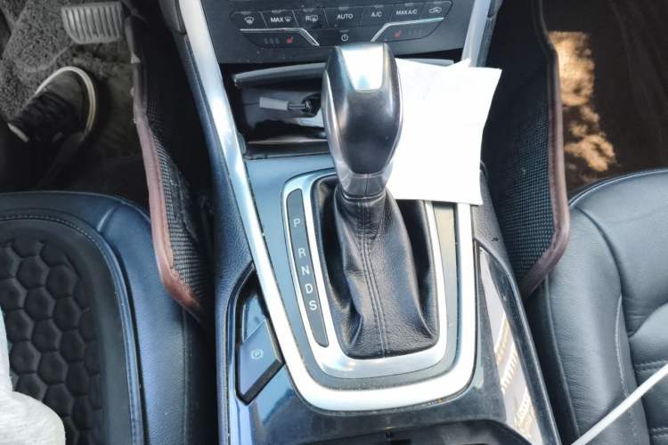 Used Ford Edge 2016 EcoBoost 245 Four-Wheel Drive Titanium Edition 7-Seater Gear Lever
