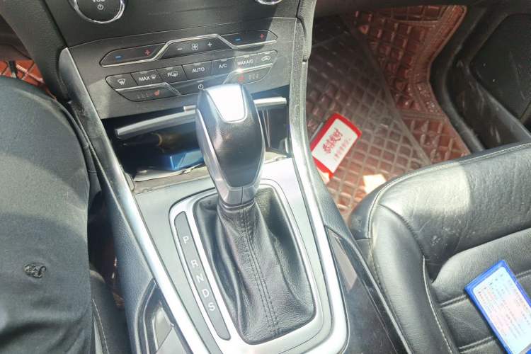 Used Ford Edge 2016 EcoBoost 245 Two-Wheel-Drive Titanium 7-Seater Gear Lever