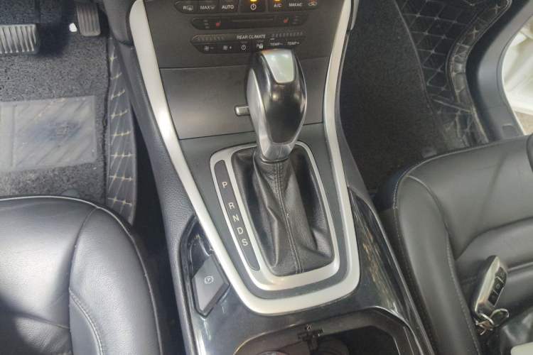 Used Ford Edge 2016 EcoBoost 245 Two-Wheel-Drive Platinum Edition 7-Seater Gear Lever