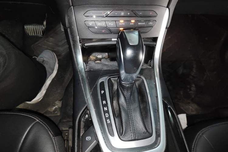 Used Ford Edge 2016 EcoBoost 245 Two-Wheel-Drive Titanium 7-Seater Gear Lever