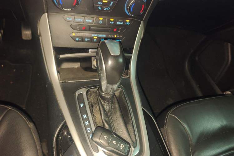 Used Ford Edge 2016 EcoBoost 245 Two-Wheel-Drive Platinum Edition 7-Seater Gear Lever