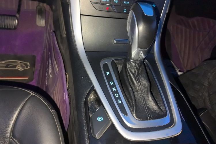 Used Ford Edge 2016 EcoBoost 245 Two-Wheel-Drive Titanium 7-Seater Gear Lever