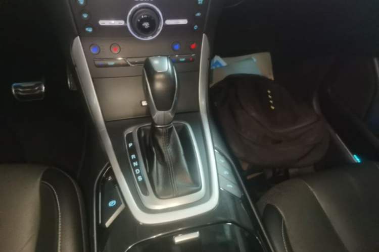Used Ford Edge 2016 EcoBoost 245 Four-Wheel Drive Titanium 7-Seater Gear Lever