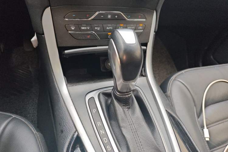 Used Ford Edge 2016 EcoBoost 245 Two-Wheel-Drive Titanium 7-Seater Gear Lever