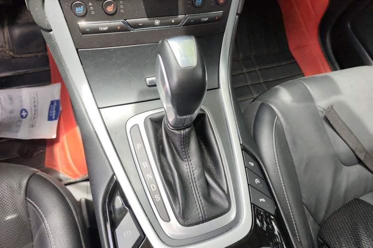 Used Ford Edge 2016 EcoBoost 245 Four-Wheel Drive Titanium 7-Seater Gear Lever