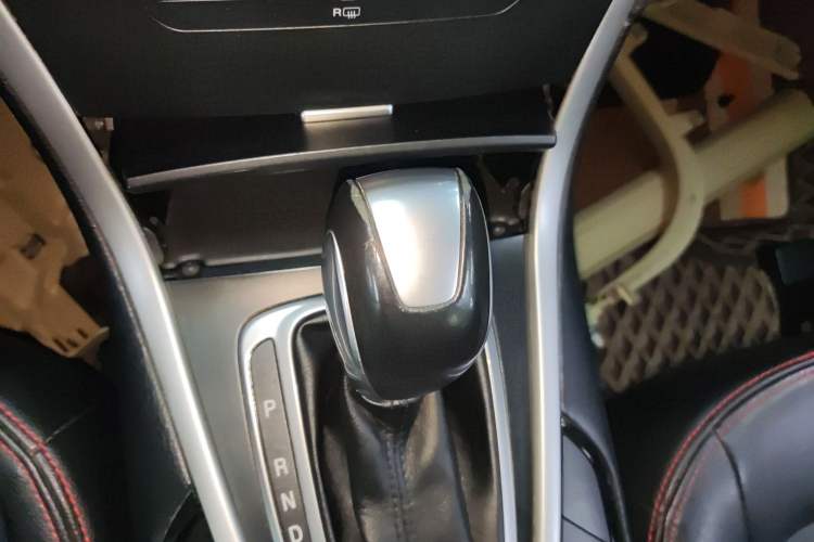 Used Ford Edge 2016 EcoBoost 245 Two-Wheel-Drive Titanium 5-Seater Gear Lever