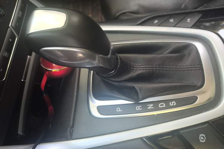 Used Ford Edge 2016 EcoBoost 245 Four-Wheel Drive Titanium 7-Seater Gear Lever