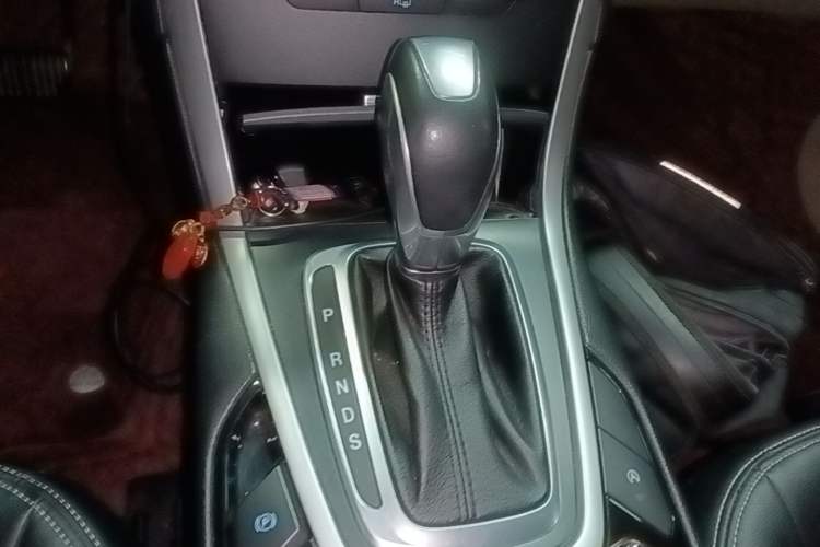 Used Ford Edge 2016 EcoBoost 245 Two-Wheel-Drive Titanium 5-Seater Gear Lever