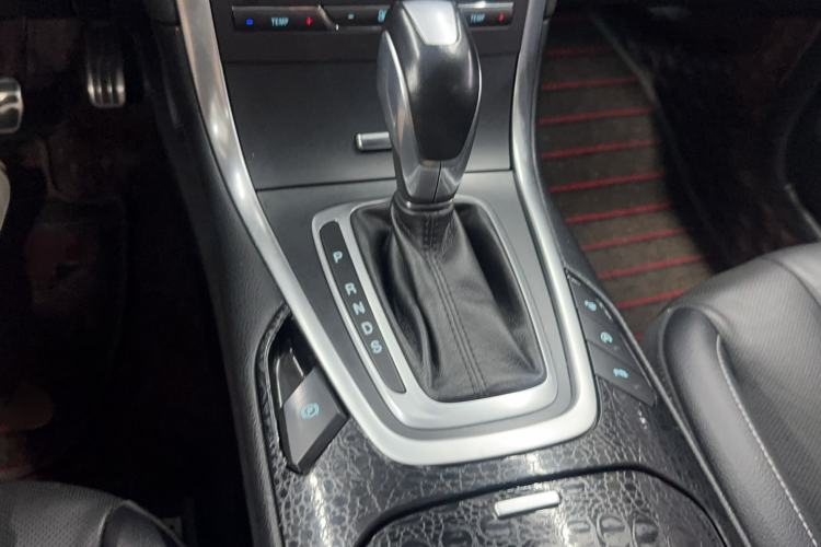Used Ford Edge 2016 EcoBoost 245 Four-Wheel Drive Titanium 7-Seater Gear Lever