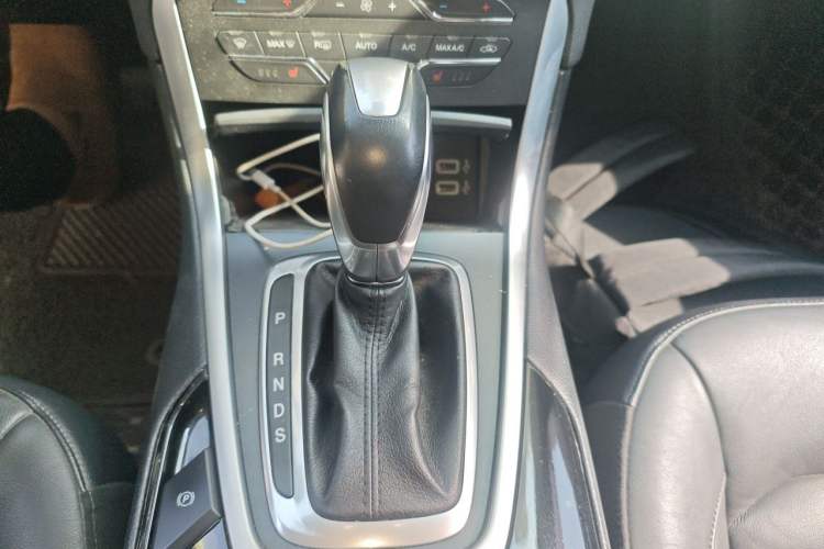Used Ford Edge 2016 EcoBoost 245 Two-Wheel-Drive Titanium 7-Seater Gear Lever
