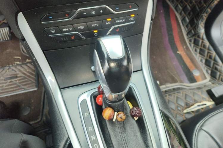 Used Ford Edge 2016 EcoBoost 245 Two-Wheel-Drive Titanium 7-Seater Gear Lever