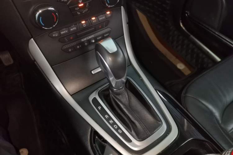 Used Ford Edge 2016 EcoBoost 245 Two-Wheel-Drive Platinum Edition 7-Seater Gear Lever