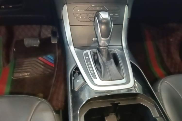 Used Ford Edge 2016 EcoBoost 245 Two-Wheel-Drive Titanium 7-Seater Gear Lever