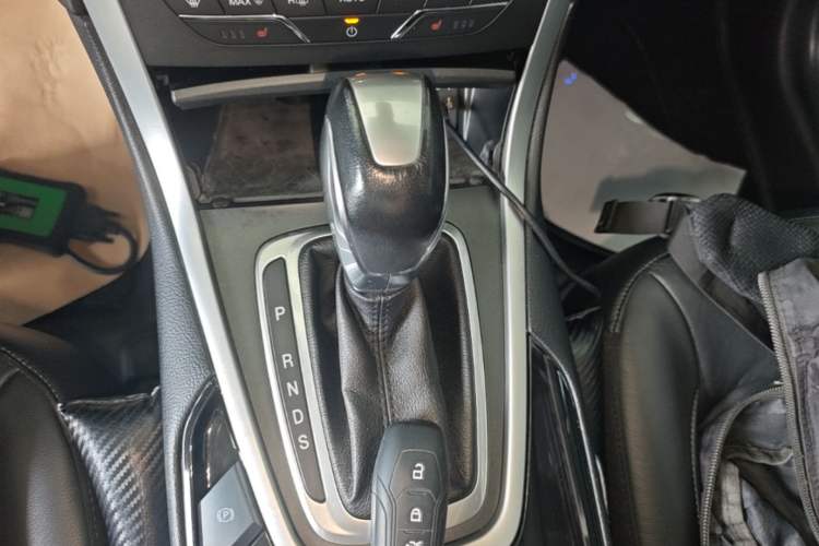 Used Ford Edge 2016 EcoBoost 245 Two-Wheel-Drive Titanium 7-Seater Gear Lever