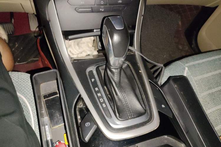 Used Ford Edge 2016 EcoBoost 245 Two-Wheel-Drive Titanium 5-Seater Gear Lever