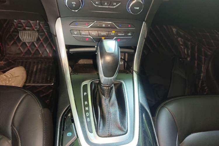 Used Ford Edge 2016 EcoBoost 245 Two-Wheel-Drive Titanium 7-Seater Gear Lever