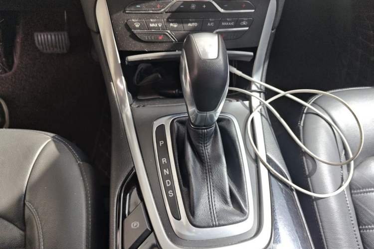 Used Ford Edge 2016 EcoBoost 245 Two-Wheel-Drive Titanium 7-Seater Gear Lever