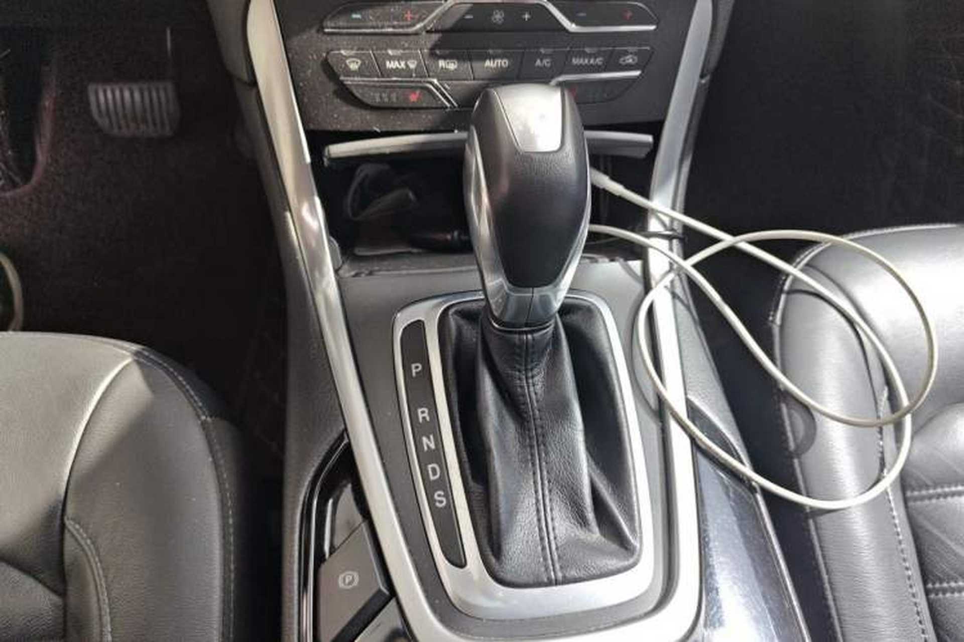 Used Ford Edge 2016 EcoBoost 245 Two-Wheel-Drive Titanium 7-Seater Gear Lever