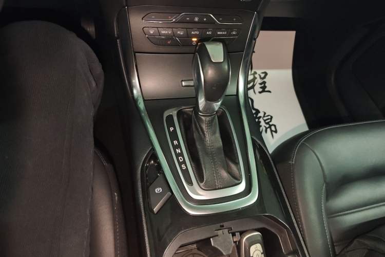 Used Ford Edge 2016 EcoBoost 245 Four-Wheel Drive Titanium Edition 7-Seater Gear Lever