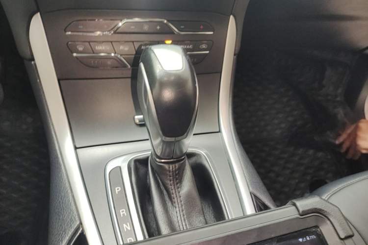 Used Ford Edge 2016 EcoBoost 245 Two-Wheel-Drive Titanium 7-Seater Gear Lever