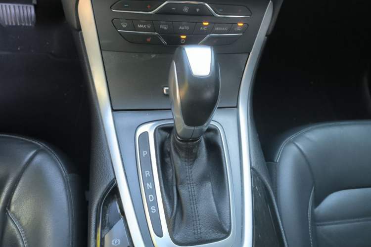 Used Ford Edge 2016 EcoBoost 245 Two-Wheel-Drive Titanium 7-Seater Gear Lever