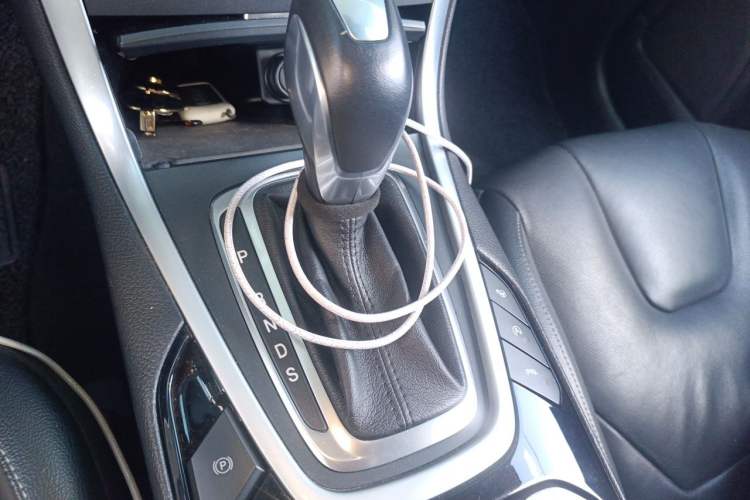 Used Ford Edge 2016 EcoBoost 245 Four-Wheel Drive Titanium 7-Seater Gear Lever