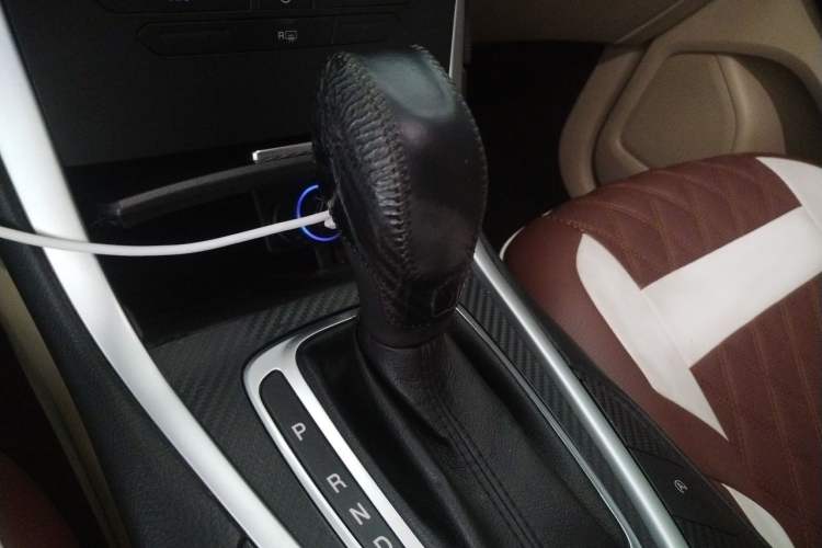 Used Ford Edge 2016 EcoBoost 245 Two-Wheel-Drive Titanium 5-Seater Gear Lever