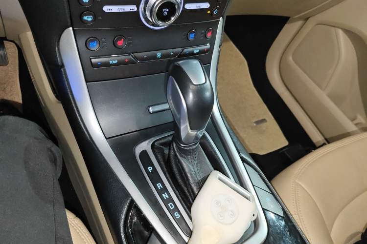 Used Ford Edge 2016 EcoBoost 245 Two-Wheel-Drive Titanium 5-Seater Gear Lever