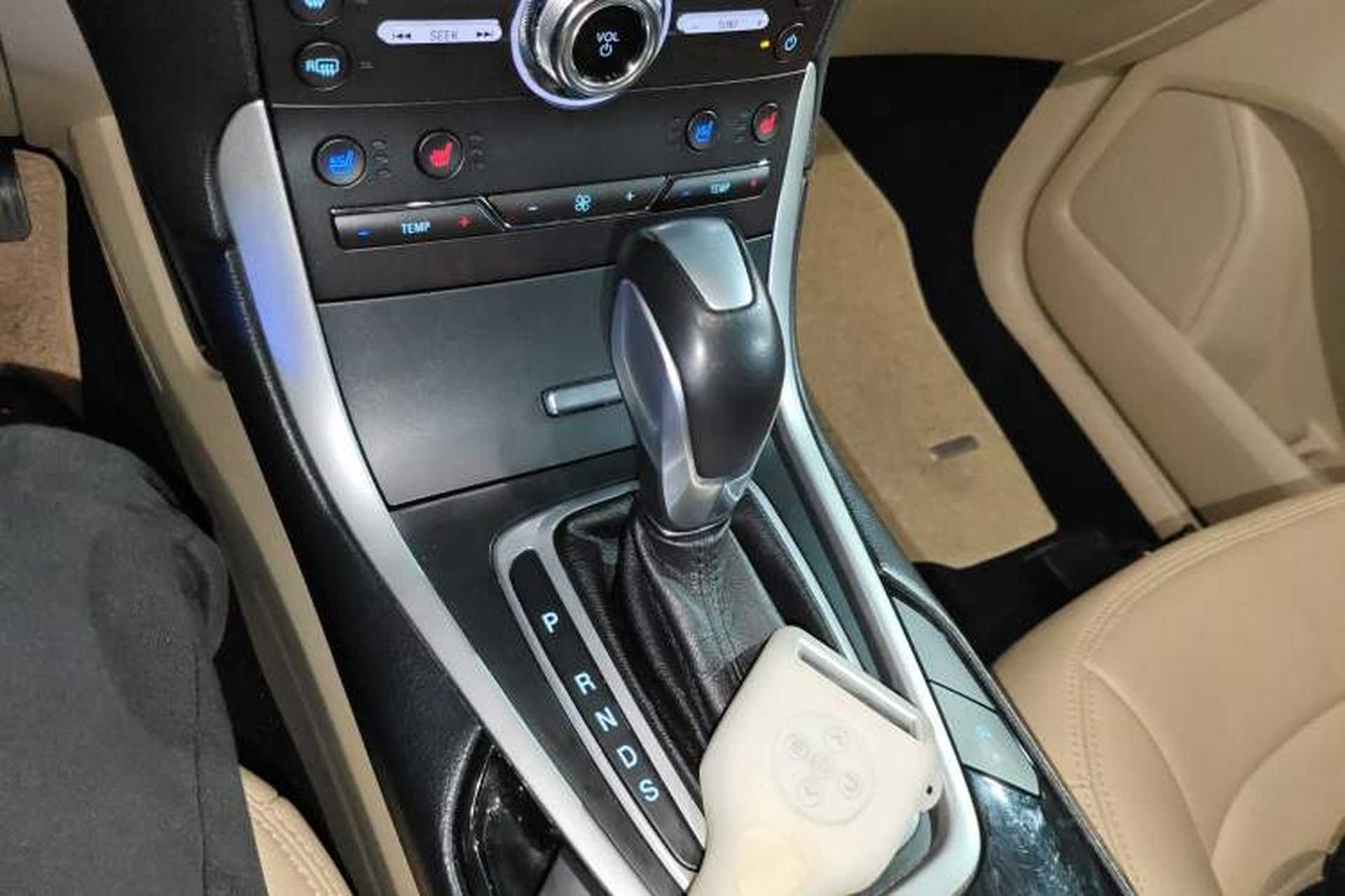 Used Ford Edge 2016 EcoBoost 245 Two-Wheel-Drive Titanium 5-Seater Gear Lever