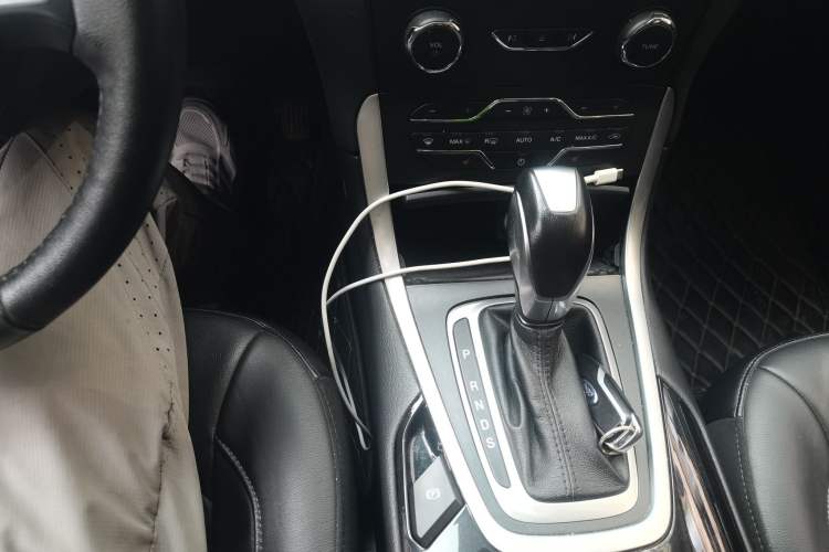 Used Ford Edge 2016 EcoBoost 245 Two-Wheel-Drive Titanium 7-Seater Gear Lever
