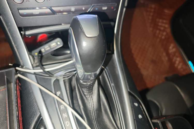 Used Ford Edge 2016 EcoBoost 245 Four-Wheel Drive Titanium 7-Seater Gear Lever