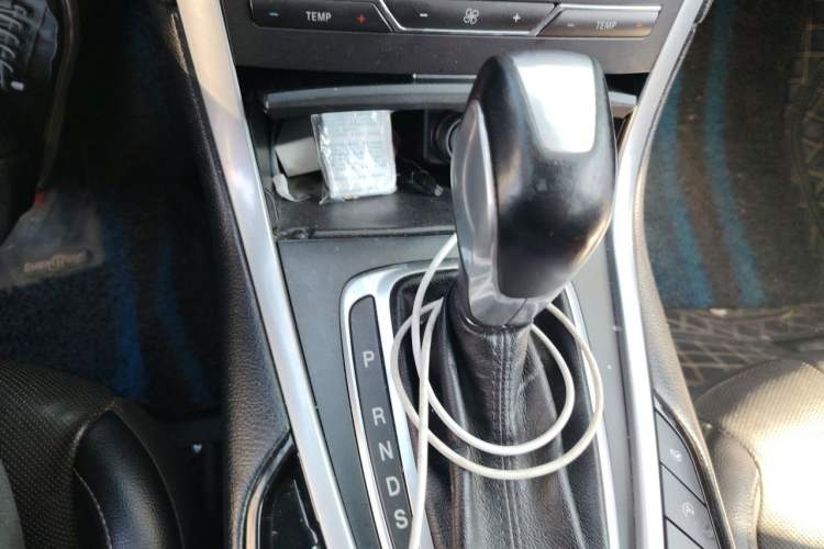 Used Ford Edge 2016 EcoBoost 245 Four-Wheel Drive Titanium 7-Seater Gear Lever