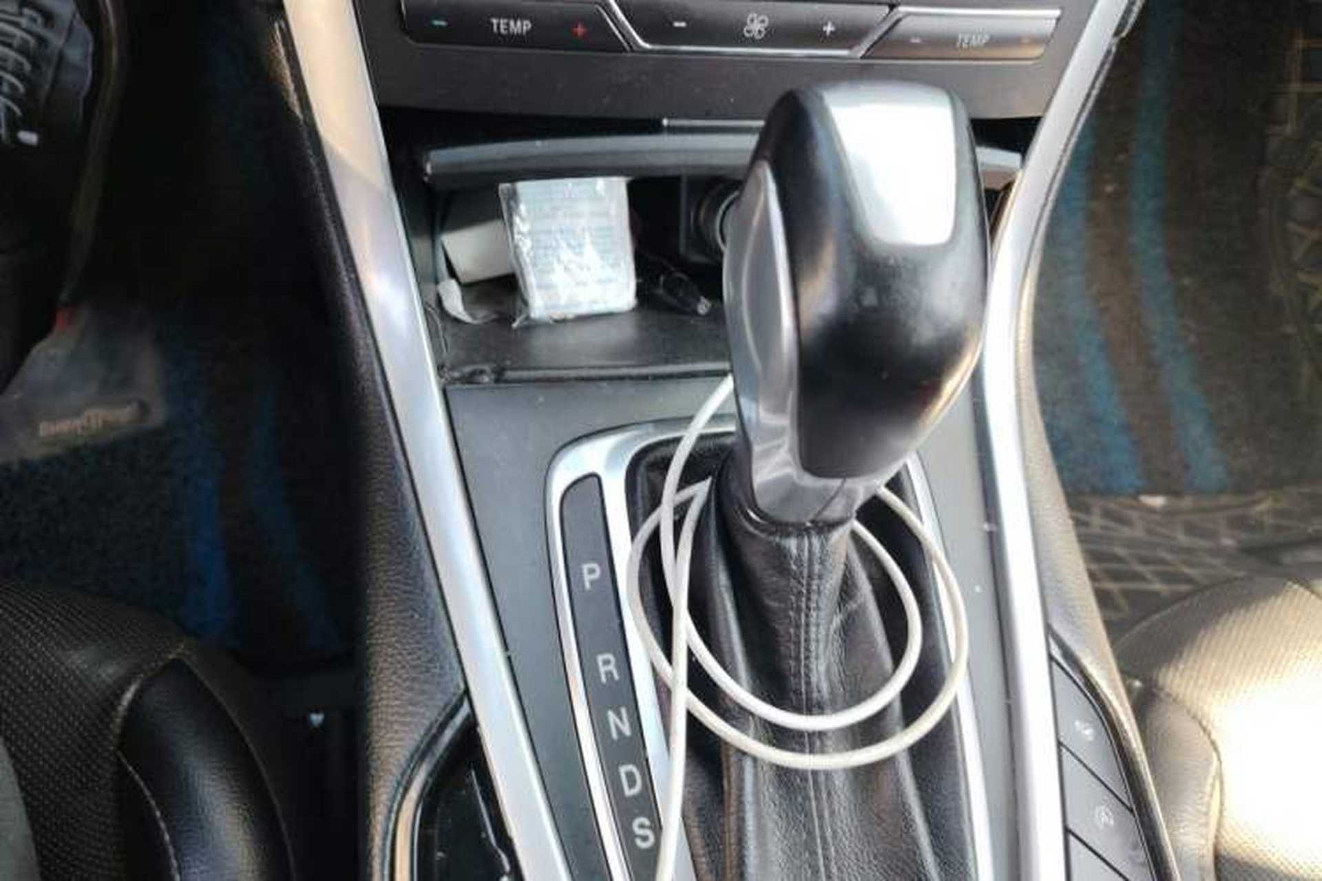 Used Ford Edge 2016 EcoBoost 245 Four-Wheel Drive Titanium 7-Seater Gear Lever