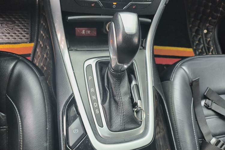 Used Ford Edge 2016 EcoBoost 245 Four-Wheel Drive Titanium Edition 7-Seater Gear Lever