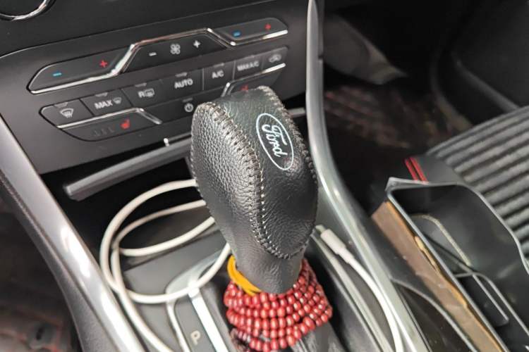Used Ford Edge 2016 EcoBoost 245 Two-Wheel-Drive Titanium 7-Seater Gear Lever