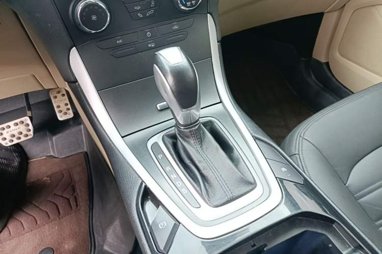Used Ford Edge 2016 EcoBoost 245 Two-Wheel-Drive Titanium 5-Seater Gear Lever