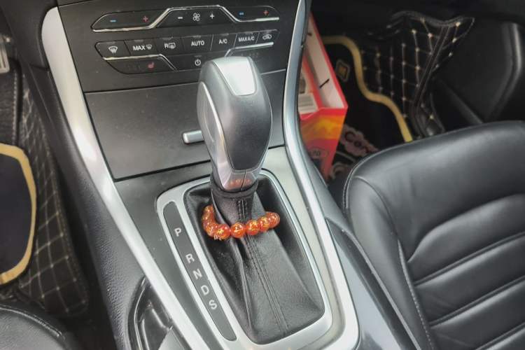 Used Ford Edge 2016 EcoBoost 245 Four-Wheel Drive Titanium Edition 7-Seater Gear Lever