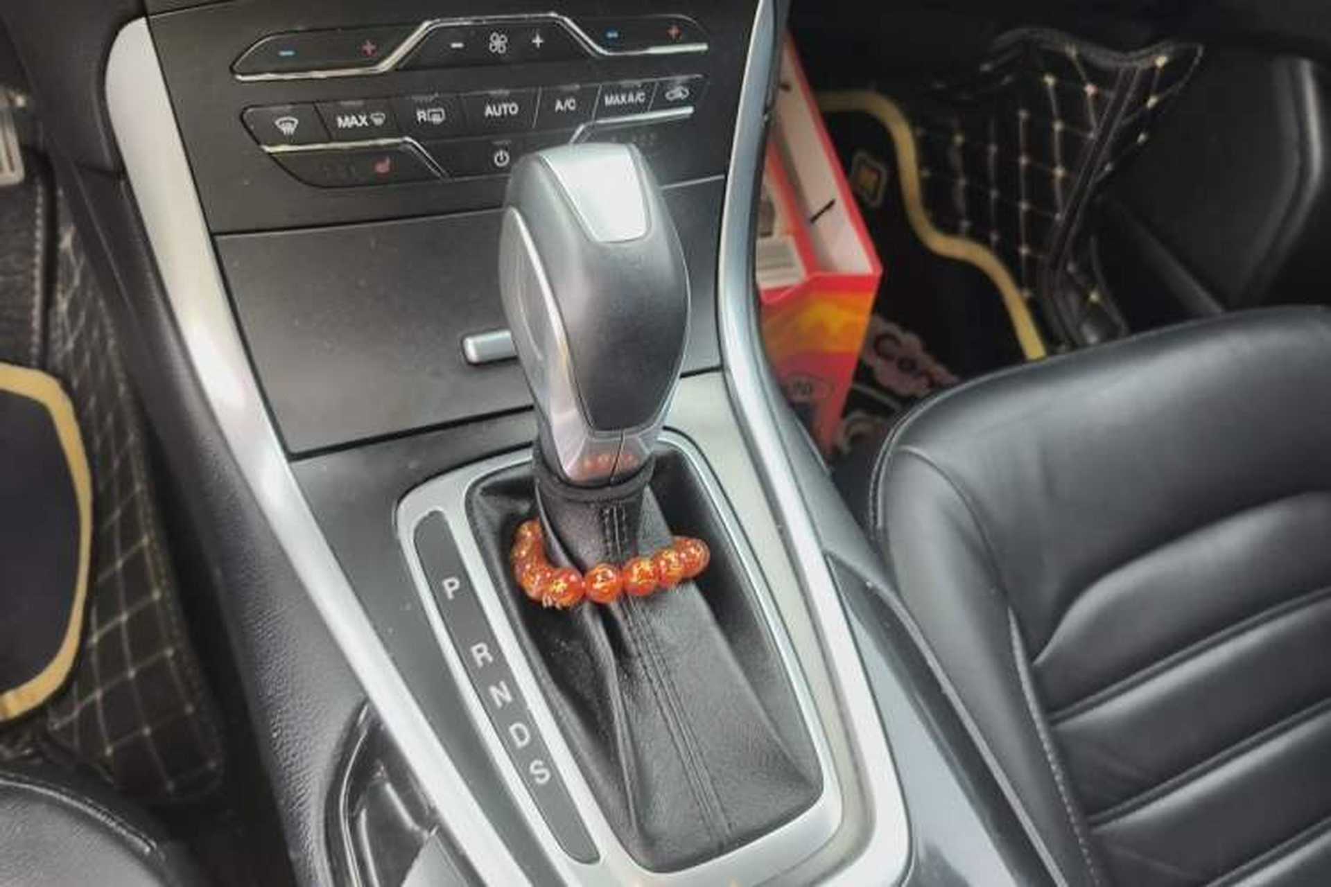 Used Ford Edge 2016 EcoBoost 245 Four-Wheel Drive Titanium Edition 7-Seater Gear Lever