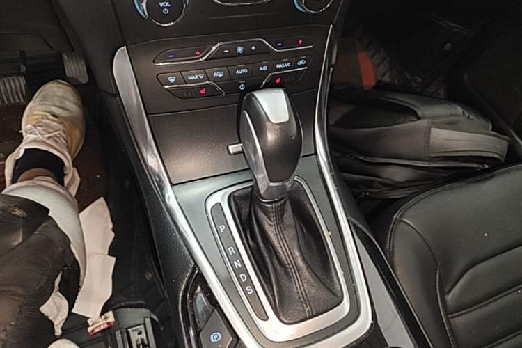 Used Ford Edge 2016 EcoBoost 245 Two-Wheel-Drive Titanium 7-Seater Gear Lever