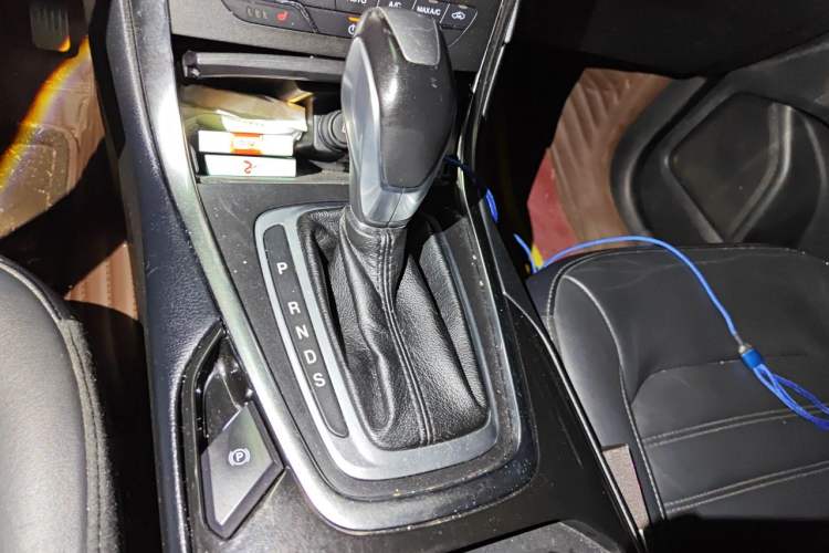 Used Ford Edge 2016 EcoBoost 245 Two-Wheel-Drive Titanium 7-Seater Gear Lever