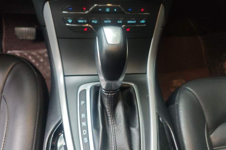 Used Ford Edge 2016 EcoBoost 245 Two-Wheel-Drive Titanium 7-Seater Gear Lever