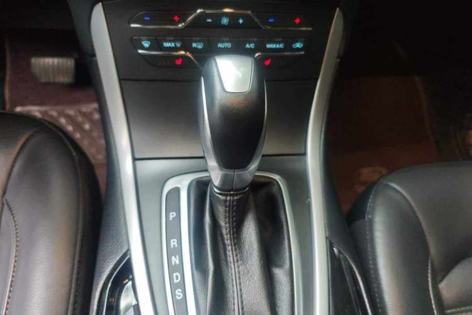 Used Ford Edge 2016 EcoBoost 245 Two-Wheel-Drive Titanium 7-Seater Gear Lever