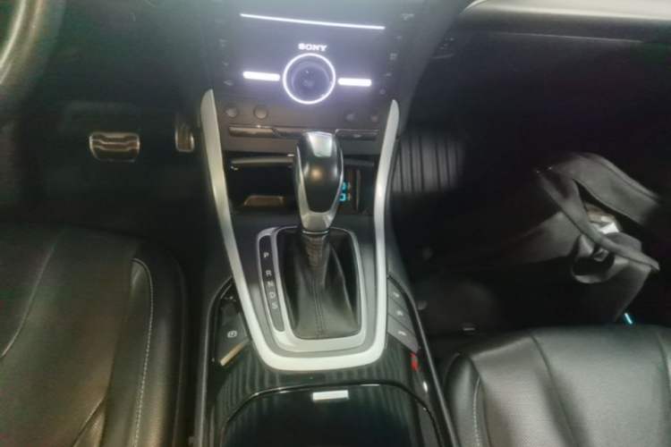 Used Ford Edge 2016 EcoBoost 245 Four-Wheel Drive Titanium 7-Seater Gear Lever