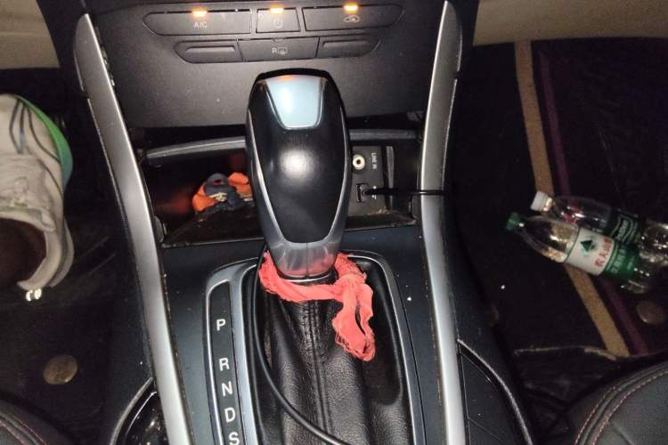Used Ford Edge 2016 EcoBoost 245 Two-Wheel-Drive Titanium 5-Seater Gear Lever