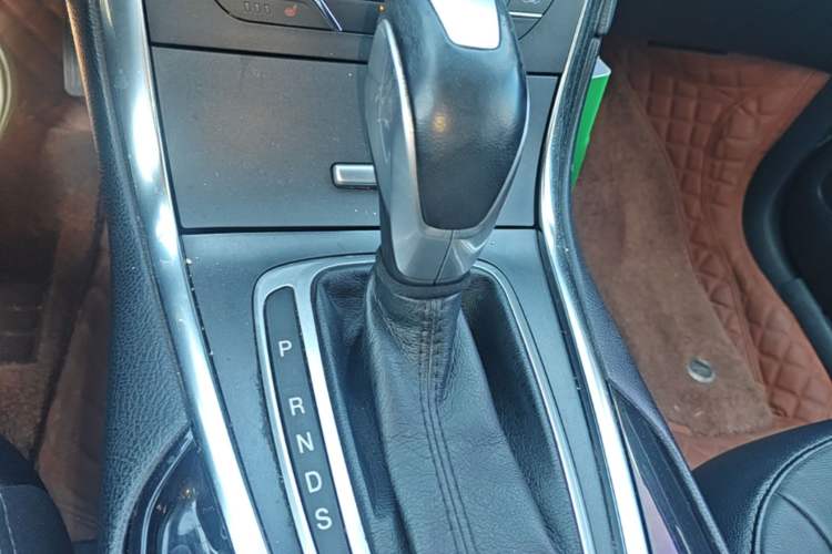 Used Ford Edge 2016 EcoBoost 245 Two-Wheel-Drive Titanium 7-Seater Gear Lever