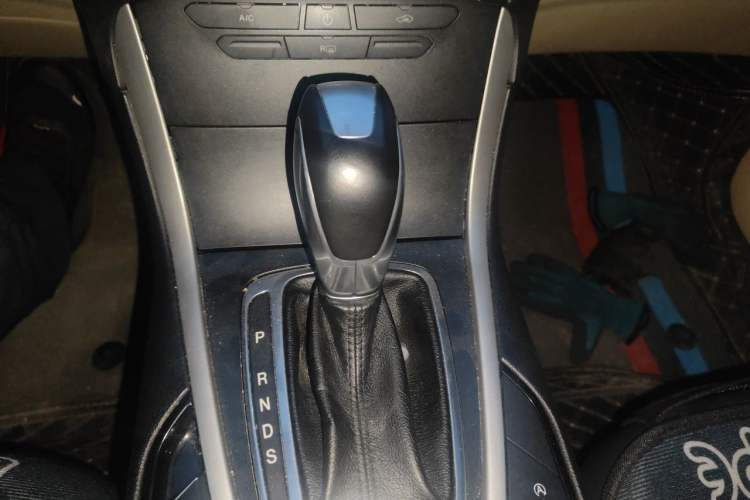 Used Ford Edge 2016 EcoBoost 245 Two-Wheel-Drive Titanium 5-Seater Gear Lever
