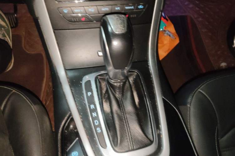 Used Ford Edge 2016 EcoBoost 245 Two-Wheel-Drive Titanium 7-Seater Gear Lever