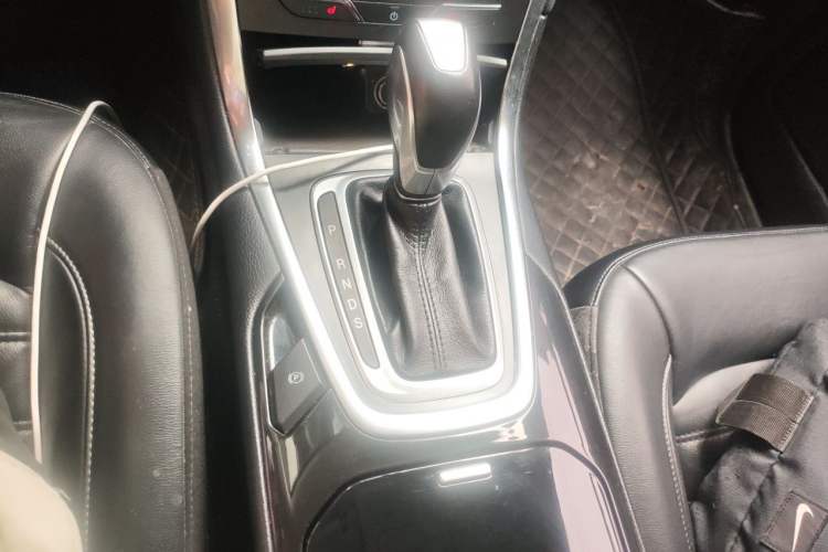 Used Ford Edge 2016 EcoBoost 245 Four-Wheel Drive Titanium Edition 7-Seater Gear Lever