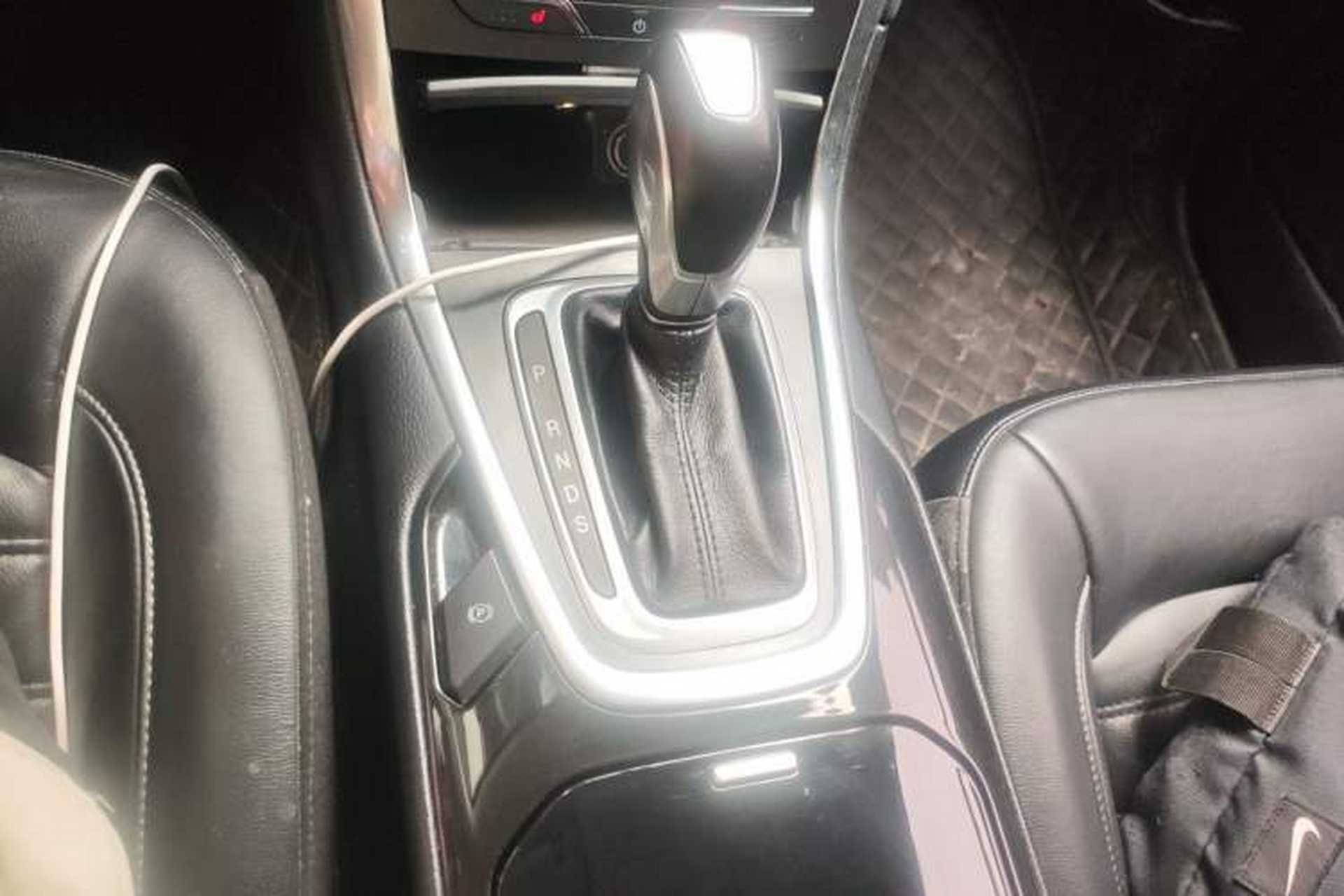 Used Ford Edge 2016 EcoBoost 245 Four-Wheel Drive Titanium Edition 7-Seater Gear Lever
